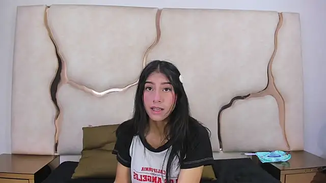 Mia clark18 online show from December 5, 3:52 pm