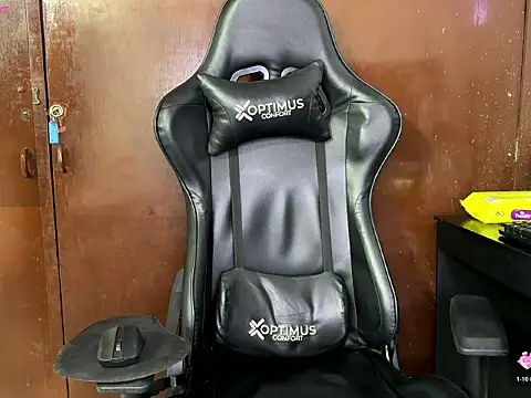 Snapshot of BigTitsGirl04 chatting on February 3, 11:54 pm BigTitsGirl04 online show from February 3, 11:54 pm