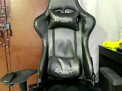 Snapshot of BigTitsGirl04 chatting on February 12, 10:27 pm BigTitsGirl04 online show from February 12, 10:27 pm