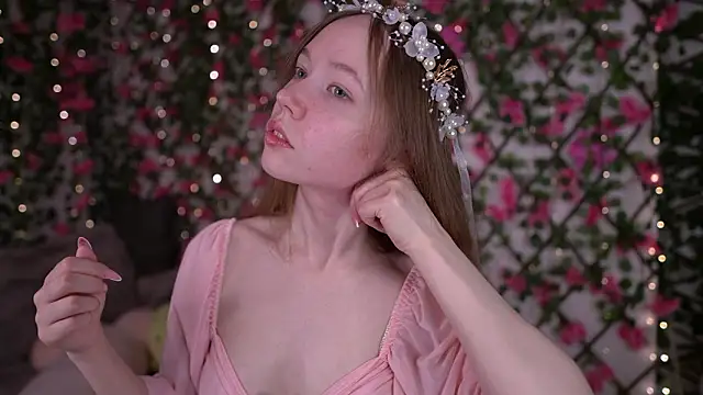 Snapshot of Petite_Polly chatting on February 22, 6:06 pm Petite Polly online show from February 22, 6:06 pm