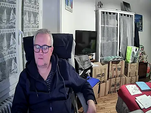 Snapshot of macdut67 chatting on February 5, 1:43 am macdut67 online show from February 5, 1:43 am