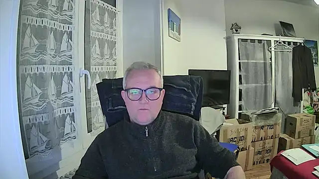 Snapshot of macdut67 chatting on March 1, 4:25 am macdut67 online show from March 1, 4:25 am