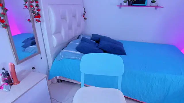 Laaura-Velez online show from December 18, 12:33 pm