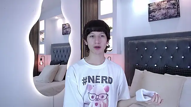 Emo Boy  online show from March 13, 8:15 pm