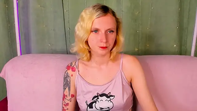 Snapshot of LikiLips chatting on June 19, 1:10 am LikiLips online show from June 19, 1:10 am