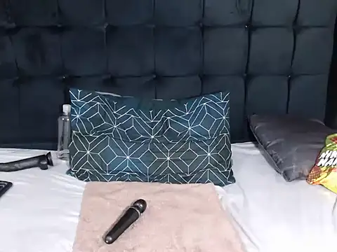 Snapshot of CaramelBootty chatting on November 16, 5:24 am CaramelBootty online show from November 16, 5:24 am