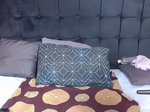 Snapshot of CaramelBootty chatting on November 18, 6:07 am CaramelBootty online show from November 18, 6:07 am