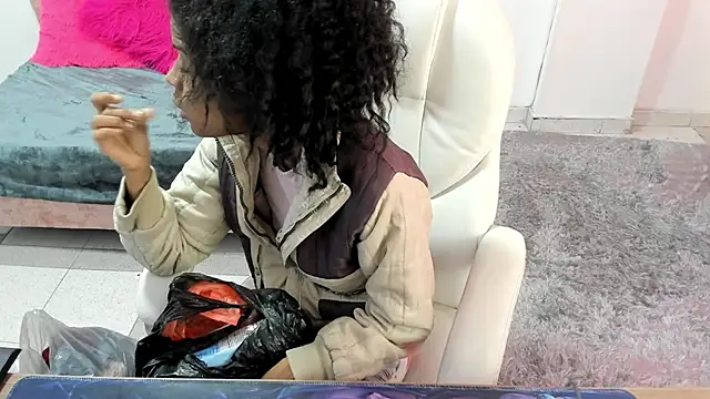 thianahorny online show from December 1, 11:59 am