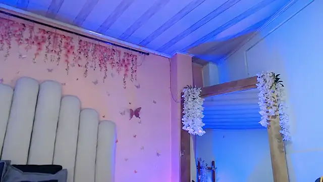 Snapshot of SweetRenata_ chatting on October 27, 11:25 am SweetRenata online show from October 27, 11:25 am