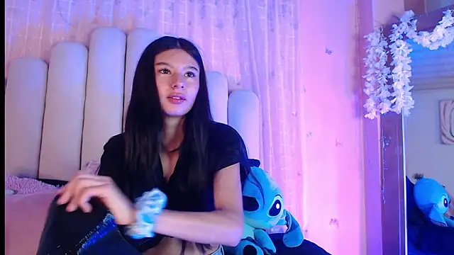 Snapshot of SweetRenata_ chatting on February 9, 11:36 am SweetRenata online show from February 9, 11:36 am