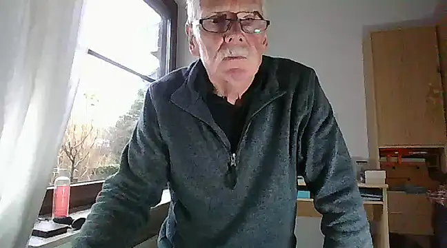 Snapshot of super-snoopy chatting on January 5, 9:26 am super-snoopy online show from January 5, 9:26 am