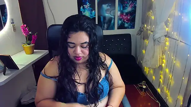 oliviia cute online show from November 5, 4:34 am