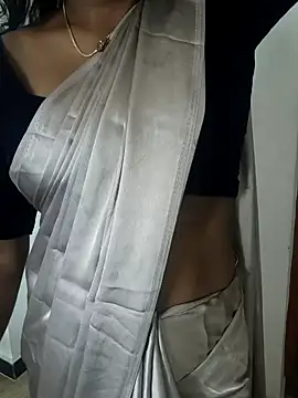 Snapshot of Tamilmallu-duskygirl03 chatting on November 3, 6:58 am Tamilmallu-duskygirl03 online show from November 3, 6:58 am