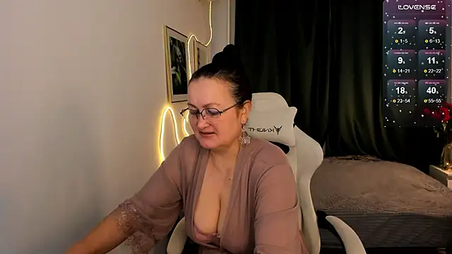 Snapshot of hottyannaa chatting on February 4, 2:39 am hottyannaa online show from February 4, 2:39 am