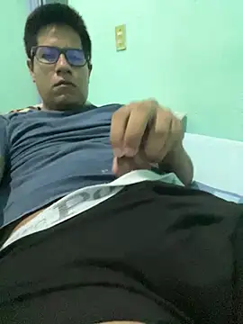 Snapshot of Lukein23 chatting on April 8, 9:09 am Lukein23 online show from April 8, 9:09 am