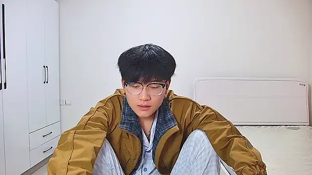 KK-cuteboy online show from May 3, 12:00 pm