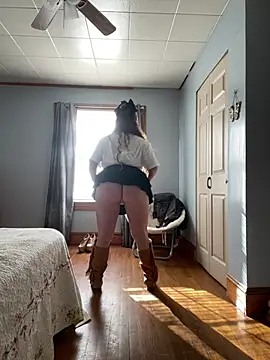 SugarMilkandHoney online show from February 1, 8:40 pm