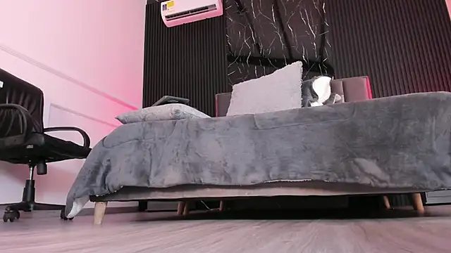 Snapshot of Miahsens chatting on December 15, 11:36 am Miahsens online show from December 15, 11:36 am