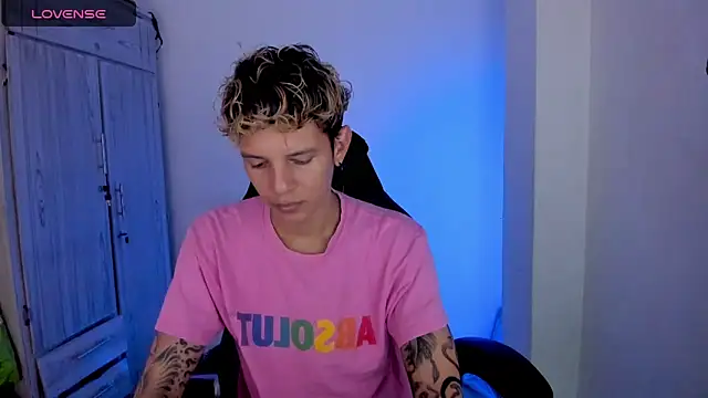 tylernova online show from April 14, 3:12 am