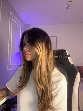 Snapshot of HoneyMollyX chatting on February 3, 1:05 pm HoneyMollyX online show from February 3, 1:05 pm