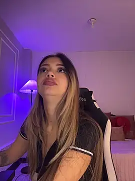 Snapshot of HoneyMollyX chatting on February 10, 1:04 pm HoneyMollyX online show from February 10, 1:04 pm