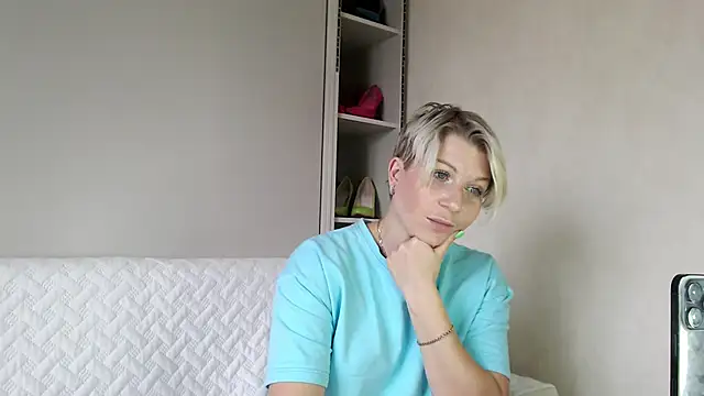 Snapshot of BellaStrong_ chatting on October 15, 6:02 am BellaStrong online show from October 15, 6:02 am