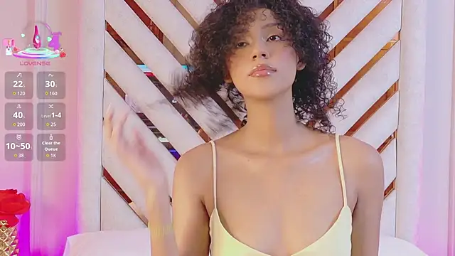 Snapshot of Lila-Rose chatting on January 19, 5:00 am Lila-Rose online show from January 19, 5:00 am