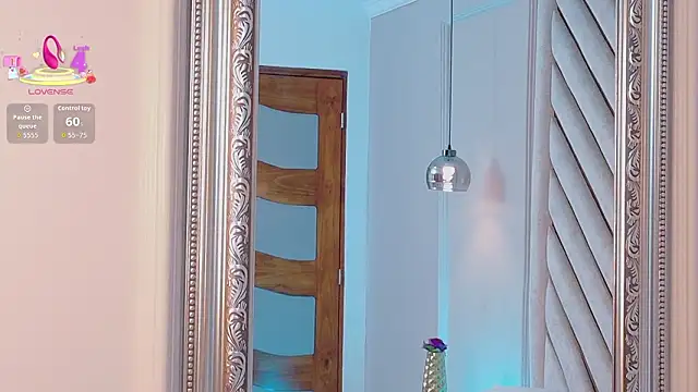 Snapshot of Lila-Rose chatting on February 24, 4:43 am Lila-Rose online show from February 24, 4:43 am