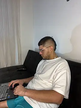 Snapshot of mirallesandbig chatting on October 25, 10:48 pm mirallesandbig online show from October 25, 10:48 pm