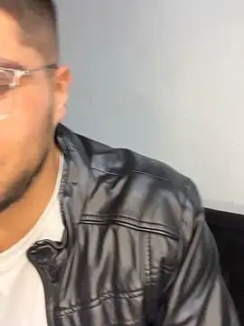 Snapshot of mirallesandbig chatting on December 3, 12:51 am mirallesandbig online show from December 3, 12:51 am