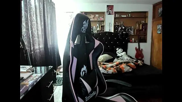 Maki Zein  online show from October 29, 3:47 pm