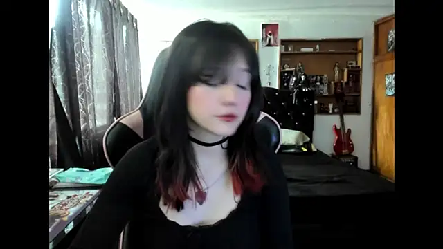 Maki Zein  online show from November 28, 8:33 pm