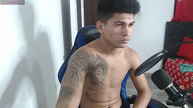 Snapshot of Angel_LatinGuy chatting on October 19, 9:48 pm Angel LatinGuy online show from October 19, 9:48 pm