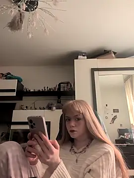 Snapshot of OpheliaMills chatting on October 15, 8:47 am OpheliaMills online show from October 15, 8:47 am