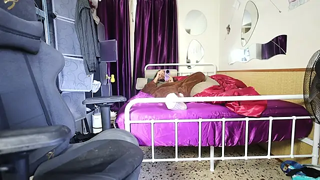 Snapshot of maddy_kinky chatting on October 12, 1:21 pm maddy kinky online show from October 12, 1:21 pm