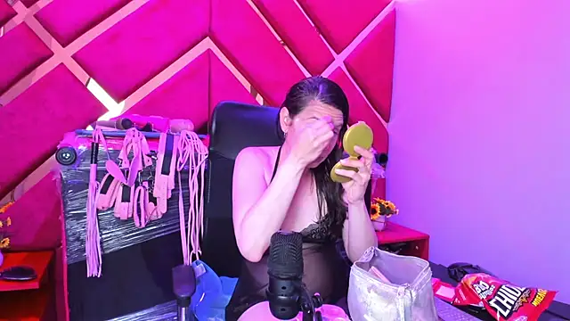 Kylie Bloom online show from June 24, 1:26 am