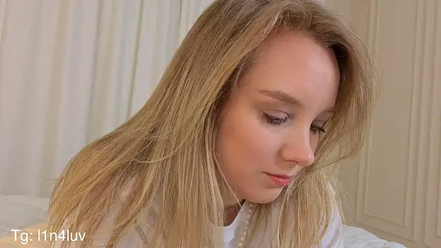 AIicaparkerc online show from November 17, 9:20 pm