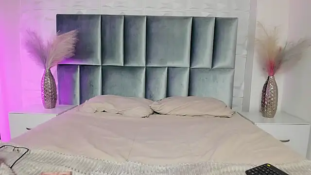 HollyPeach online show from March 20, 7:30 pm