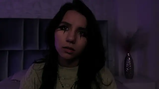 HollyPeach online show from March 31, 7:25 pm