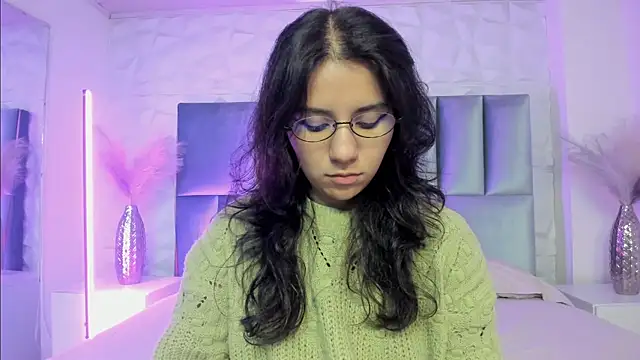 HollyPeach online show from April 7, 7:25 pm