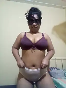 Expose Queen online show from December 5, 5:42 pm