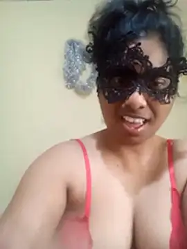 Expose Queen online show from February 17, 6:32 am