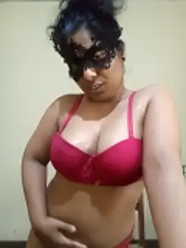 Expose Queen online show from February 25, 11:20 am