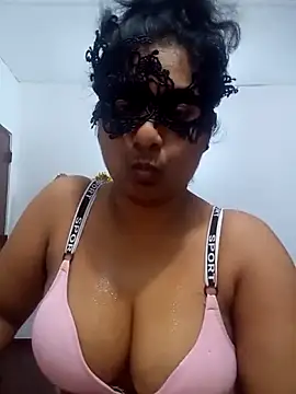 Expose Queen online show from May 3, 5:08 pm