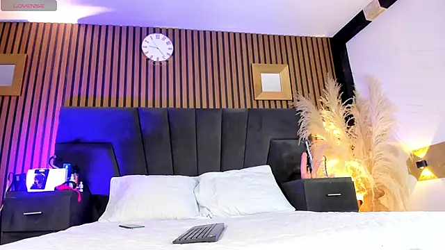 DerryAndIzzy online show from December 19, 5:14 am