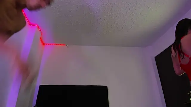 DerryAndIzzy online show from February 19, 6:42 am