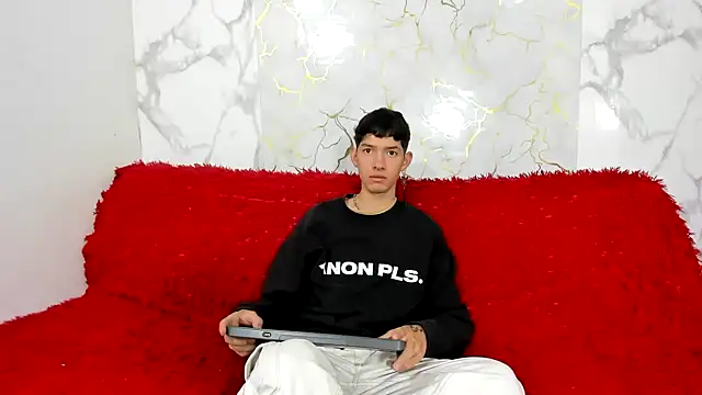 heyy noah11 online show from May 17, 1:29 pm