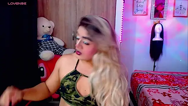 Snapshot of Sofiabigcock22 chatting on February 20, 12:40 am Sofiabigcock22 online show from February 20, 12:40 am