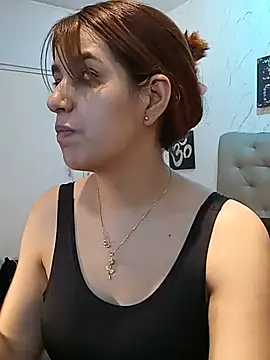 Snapshot of 1evelinewood chatting on May 11, 4:15 pm 1evelinewood online show from May 11, 4:15 pm