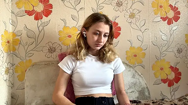 Snapshot of AmeliLia chatting on April 9, 12:43 pm AmeliLia online show from April 9, 12:43 pm